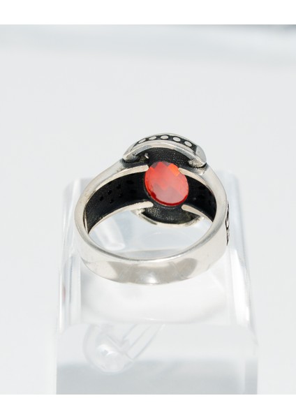 Desenli Kırmızı Garnet Taşlı 925 Ayar Gümüş Erkek Yüzük – Zarafet ve Gücün Buluşması