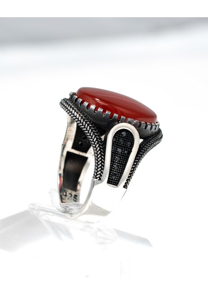 Modern Dokulu Kırmızı Akik Taşlı 925 Ayar Gümüş Erkek Yüzük – Güçlü ve Şık Bir Duruş modelleri