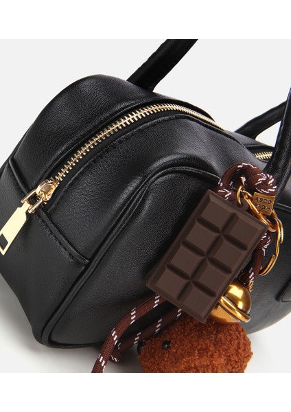 03CAH316890A100 KADIN Siyah Charm Detaylı Omuz Çantası fırsatları