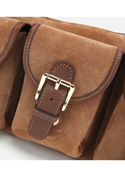 03CAH316400A340 KADIN Süet Deri Taba Cepli Tokalı Omuz Çantası modelleri