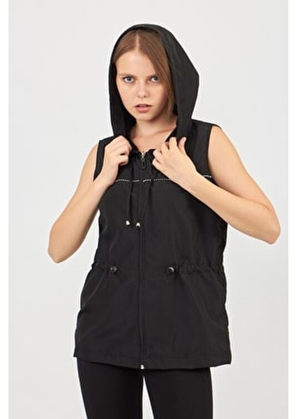 Siyah Mikro Kumaş Yelek Kadın Kapüşonlu Tasarım Yağmur Koruması Sunar