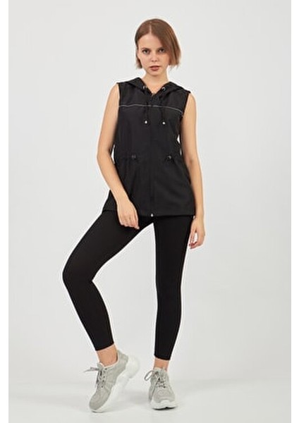 Siyah Mikro Kumaş Yelek Kadın Kapüşonlu Tasarım Yağmur Koruması Sunar