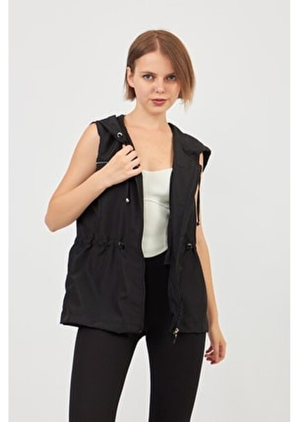 Siyah Mikro Kumaş Yelek Kadın Kapüşonlu Tasarım Yağmur Koruması Sunar