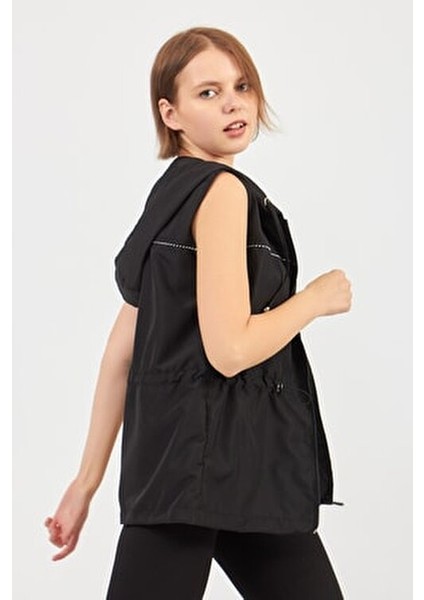 Siyah Mikro Kumaş Yelek Kadın Kapüşonlu Tasarım Yağmur Koruması Sunar