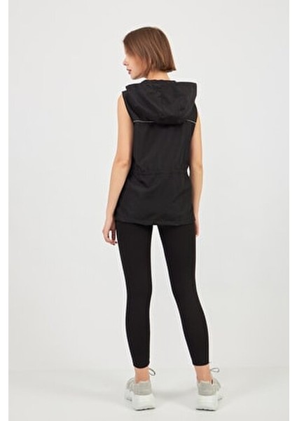 Siyah Mikro Kumaş Yelek Kadın Kapüşonlu Tasarım Yağmur Koruması Sunar