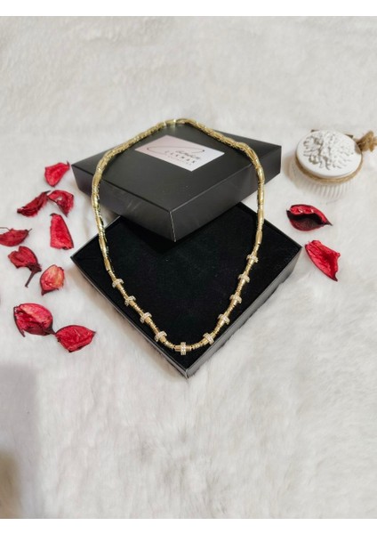 Vip Seri Pirinç Gold Renk Zirkon Taş Detaylı Serenay Kolyesi