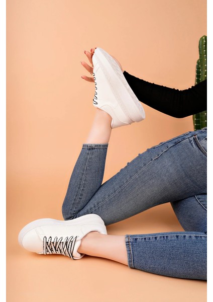 LC107 Beyaz Bağcıklı Kadın Ayakkabı modelleri