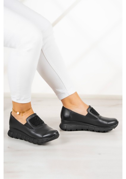 Morena Siyah Hakiki Dana Derisi Taşlı Yuvarlak Burun Günlük Ayakkabı
