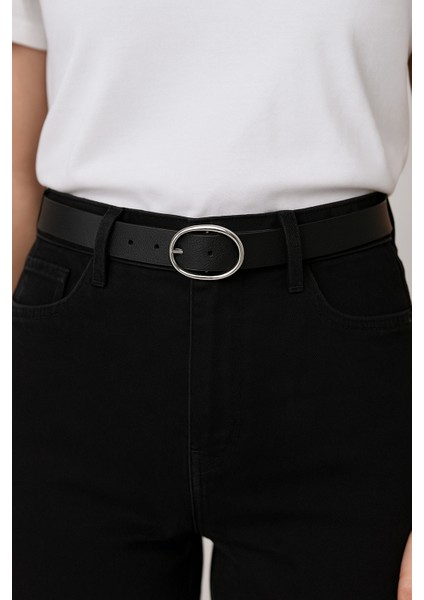 Kadın Oval Tokalı Siyah Kemer – Şık Günlük ve Jean Uyumlu Deri Görünümlü Kemer