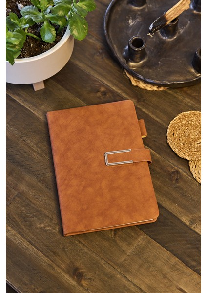 Kişiye Özel Kahverengi Kalem Tutuculu Vegan Deri Mıknatıslı 224 Sayfa Çizgili Not Defteri