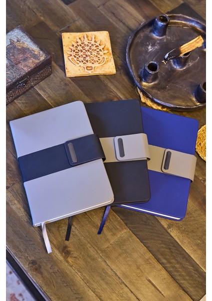 Kişiye Özel Lacivert Vegan Deri Metal Mıknatıslı Kilitli 224 Sayfa Çizgili Not Defteri modelleri