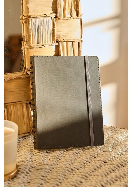 Kişiye Özel Siyah Lastikli Vegan Deri Gizli Spiralli 240 Sayfa Çizgili Not Defteri