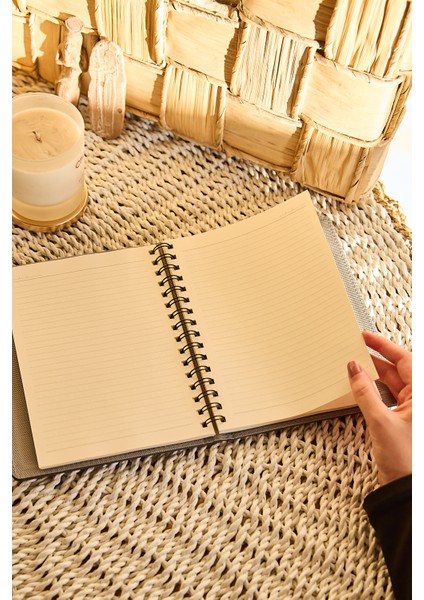 Kişiye Özel Siyah Lastikli Vegan Deri Gizli Spiralli 240 Sayfa Çizgili Not Defteri fiyatları