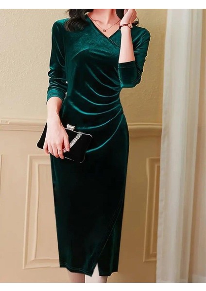 Kadın Uzun Kollu Kruvaze Yakalı Yandan Büzgülü Önden Çapraz Detaylı Midi Kadife Elbise fiyatları
