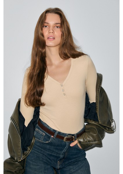 Kalanı Kadın Uzun Kollu V Yaka Patlı Düğmeli Bej Bluz