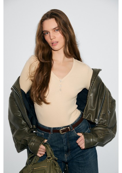 Kalanı Kadın Uzun Kollu V Yaka Patlı Düğmeli Bej Bluz fiyatları