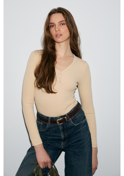 Kalanı Kadın Uzun Kollu V Yaka Patlı Düğmeli Bej Bluz modelleri