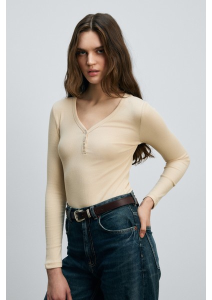 Kalanı Kadın Uzun Kollu V Yaka Patlı Düğmeli Bej Bluz fırsatları