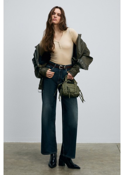 Kalanı Kadın Uzun Kollu V Yaka Patlı Düğmeli Bej Bluz indirimleri