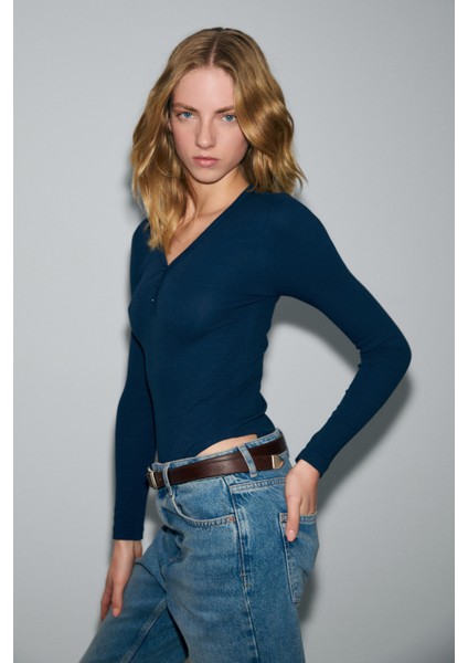 KALANI Kadın Uzun Kollu V Yaka Patlı Düğmeli Lacivert Bluz fiyatları