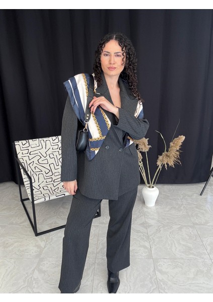 Şık Çizgili Takım Elbise