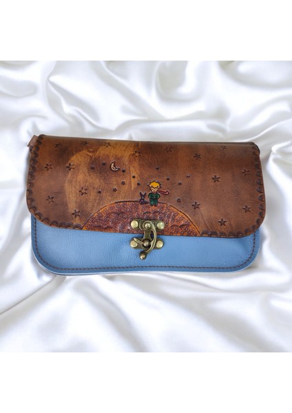 El Yapımı Hakiki Deri Küçük Prens Kadın Crossbody Çanta - El Boyaması & Kabartma - Koyu Mavi Kahverengi Kapaklı Pirinç Tokalı Minimalist Tasarım