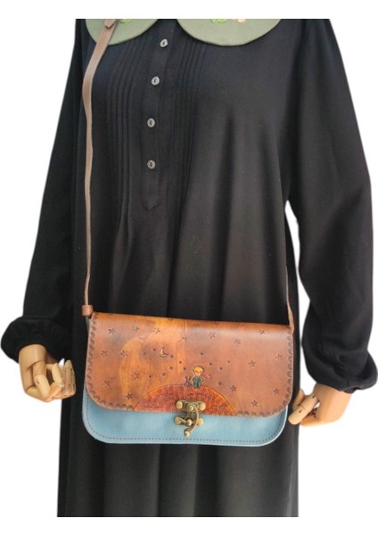 El Yapımı Hakiki Deri Küçük Prens Kadın Crossbody Çanta - El Boyaması & Kabartma - Koyu Mavi Kahverengi Kapaklı Pirinç Tokalı Minimalist Tasarım indirimleri