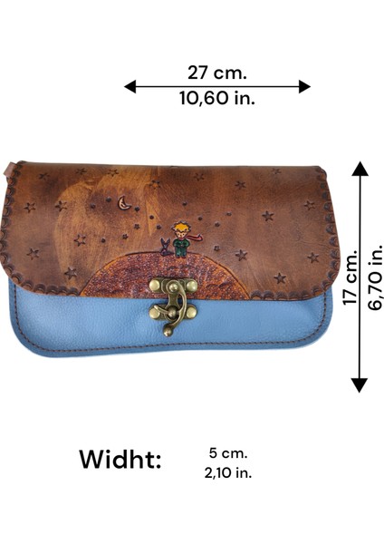 El Yapımı Hakiki Deri Küçük Prens Kadın Crossbody Çanta - El Boyaması & Kabartma - Koyu Mavi Kahverengi Kapaklı Pirinç Tokalı Minimalist Tasarım