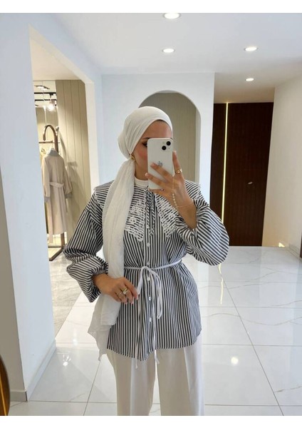 Nakış Detaylı Bel Bağlamalı Kol Lastik Basıc Gömlek