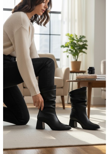Siyah Arkadan Fermuarlı Sivri Burun Kalın Topuk Körüklü Kadın Çizme fiyatları