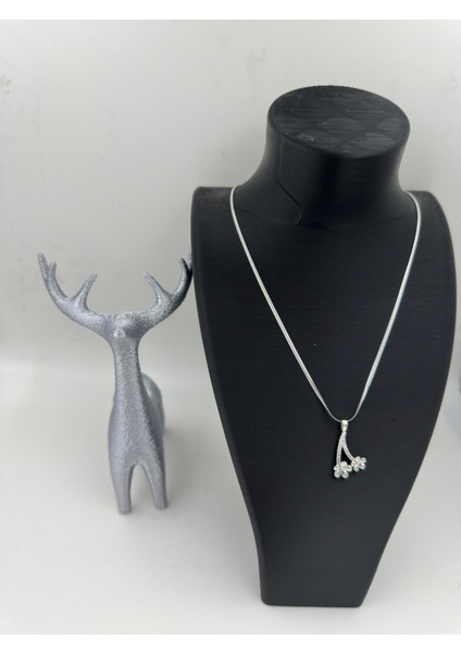 Taşlı Çiçek Detaylı Gümüş Renk Kolye