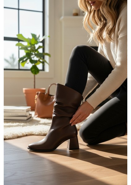 Velikundura Kahve Arkadan Fermuarlı Sivri Burun Kalın Topuk Körüklü Kadın Çizme modelleri