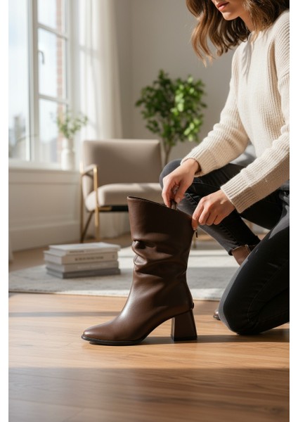 Velikundura Kahve Arkadan Fermuarlı Sivri Burun Kalın Topuk Körüklü Kadın Çizme fırsatları