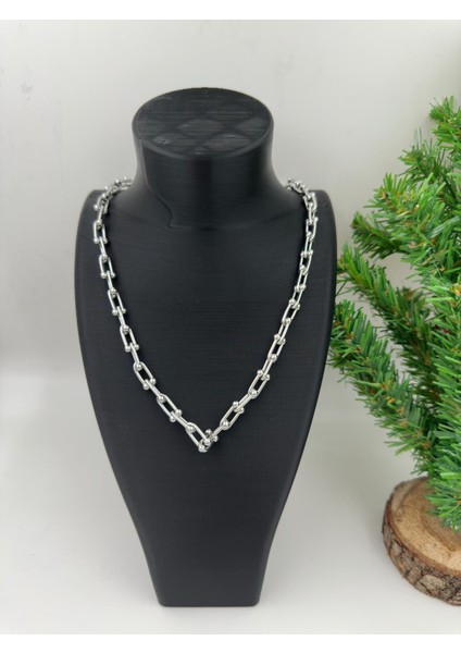 Gümüş Renk Dikdörtgen Halkalı Zincir Kolye Modern ve Şık Tasarım