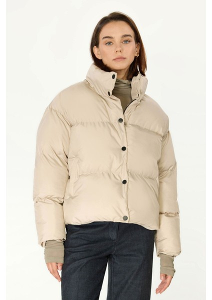 Kadın Bej Rüzgar Geçirmez Suya Dayanıklı Dolumlu Mont