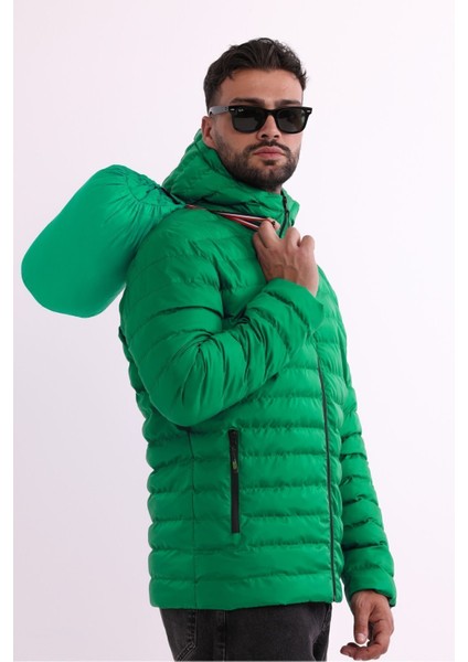 Erkek Yeşil Rüzgar Geçirmez Kapüşonlu Taşınabilir Çantalı Elyaf Dolgulu Hafif Spor Mont