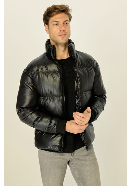 Erkek Parlak Siyah Şişme Rüzgar Geçirmez Dik Yaka Mont fiyatları