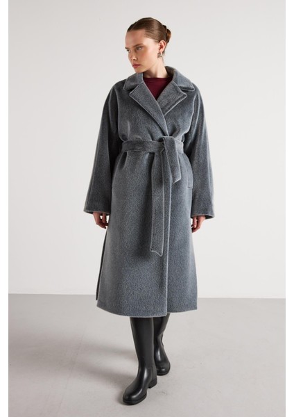 Pelüş Astarlı Uzun Kemer Detaylı Kaban Siyah modelleri