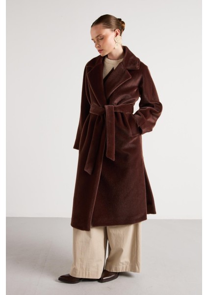 Pelüş Astarlı Uzun Kemer Detaylı Kaban Kahve