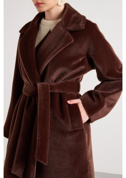 Pelüş Astarlı Uzun Kemer Detaylı Kaban Kahve