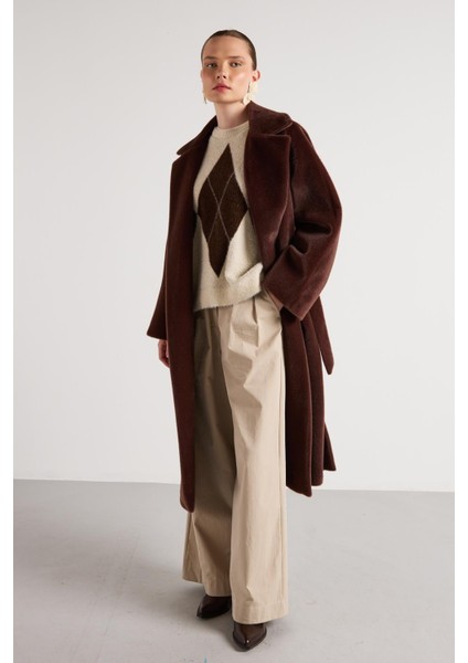 Pelüş Astarlı Uzun Kemer Detaylı Kaban Kahve