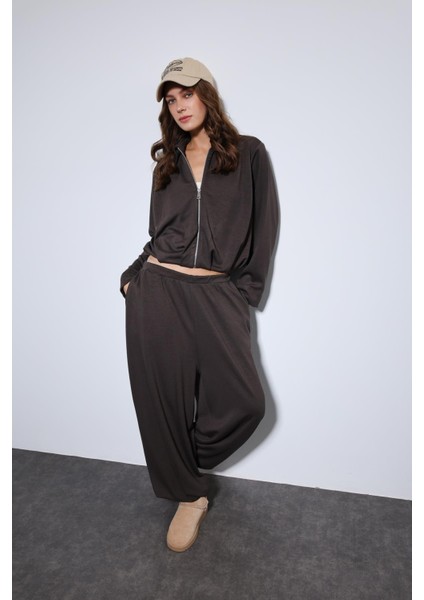 Kahve Volümlü Ceket ve Paça Lastikli Eşofman Takım modelleri
