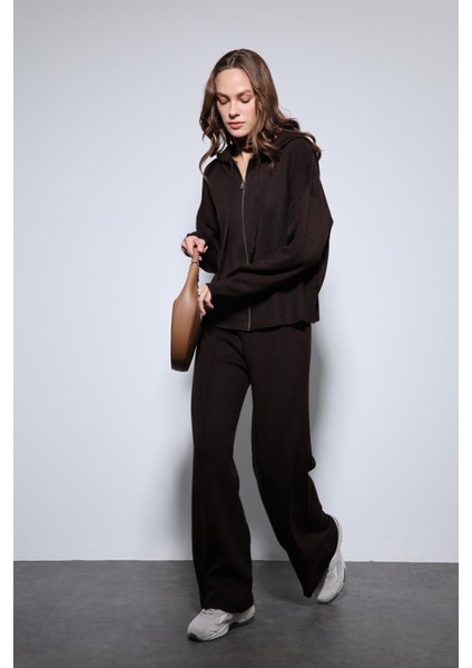 Kahve Kapüşonlu Üst ve Geniş Paça Triko Takım modelleri