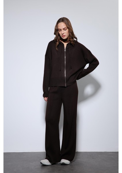 Kahve Kapüşonlu Üst ve Geniş Paça Triko Takım fırsatları