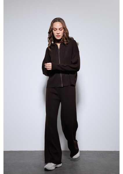 Kahve Kapüşonlu Üst ve Geniş Paça Triko Takım indirimleri