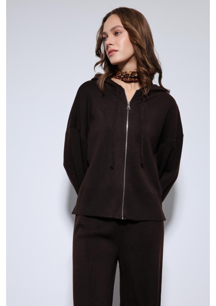 Kahve Kapüşonlu Üst ve Geniş Paça Triko Takım