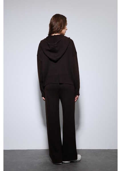 Kahve Kapüşonlu Üst ve Geniş Paça Triko Takım