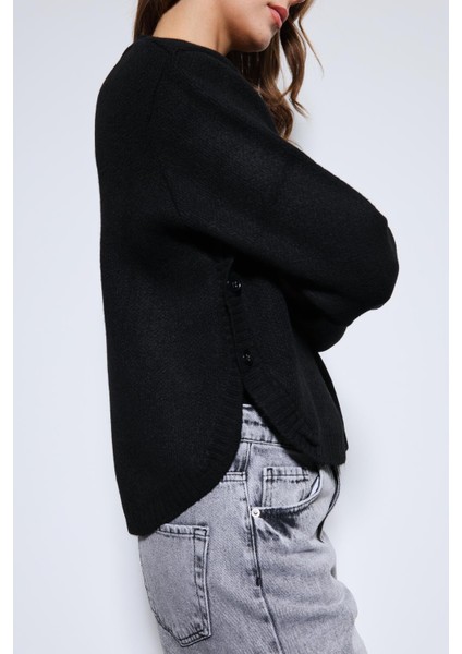 Siyah Düğme Detaylı Triko Kazak