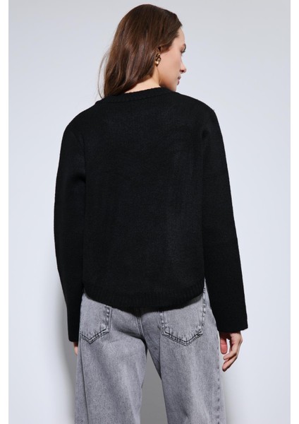 Siyah Düğme Detaylı Triko Kazak