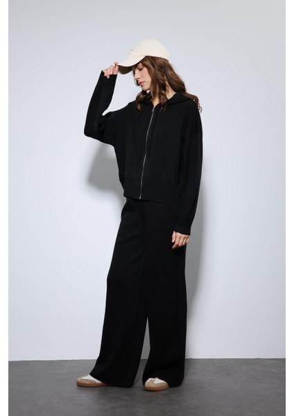 Siyah Kapüşonlu Üst ve Geniş Paça Triko Takım